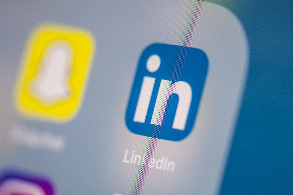 LinkedIn to cut 960 jobs amid sales slump