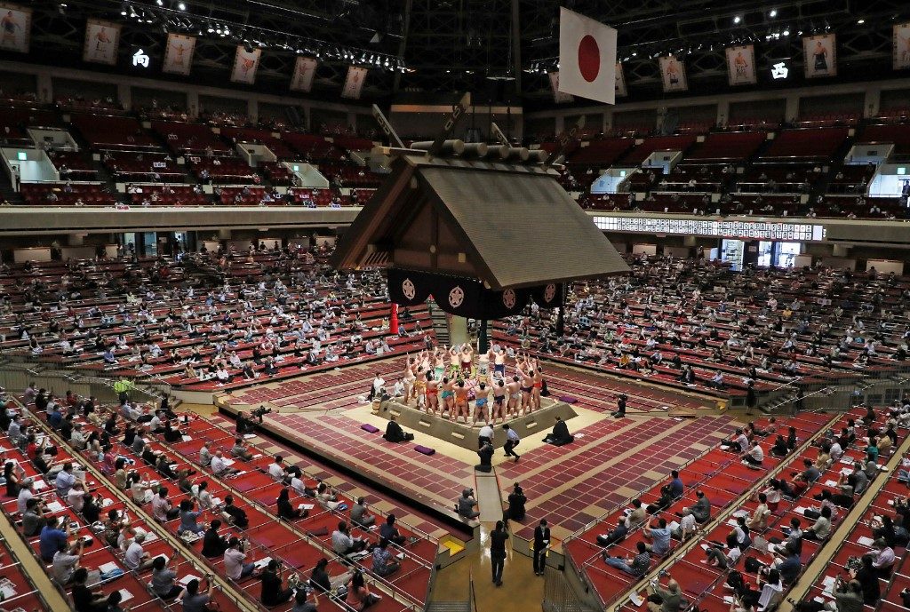 Sumo resumes in front of fans despite rise in Japan virus infections