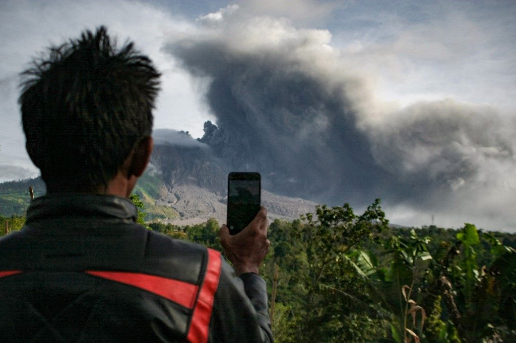 Flight warning as Indonesia’s Mt Sinabung erupts again