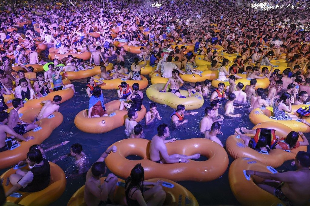 LOOK: China partygoers cram into Wuhan water park