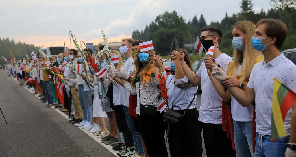 Tens of thousands in Lithuania form human chain for Belarus