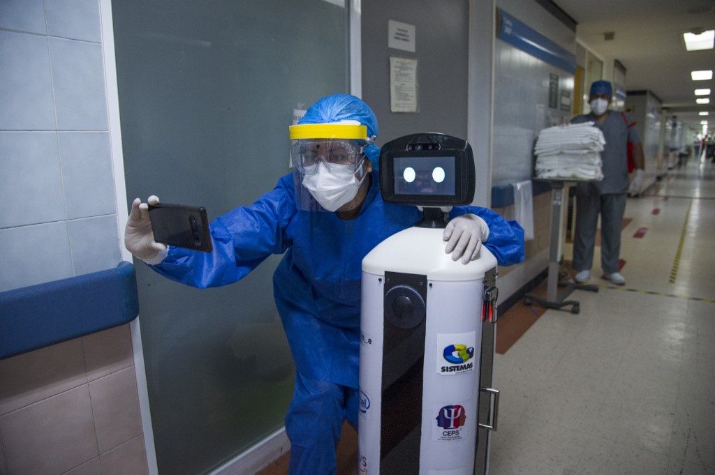 Robot eases loneliness of Mexican virus patients