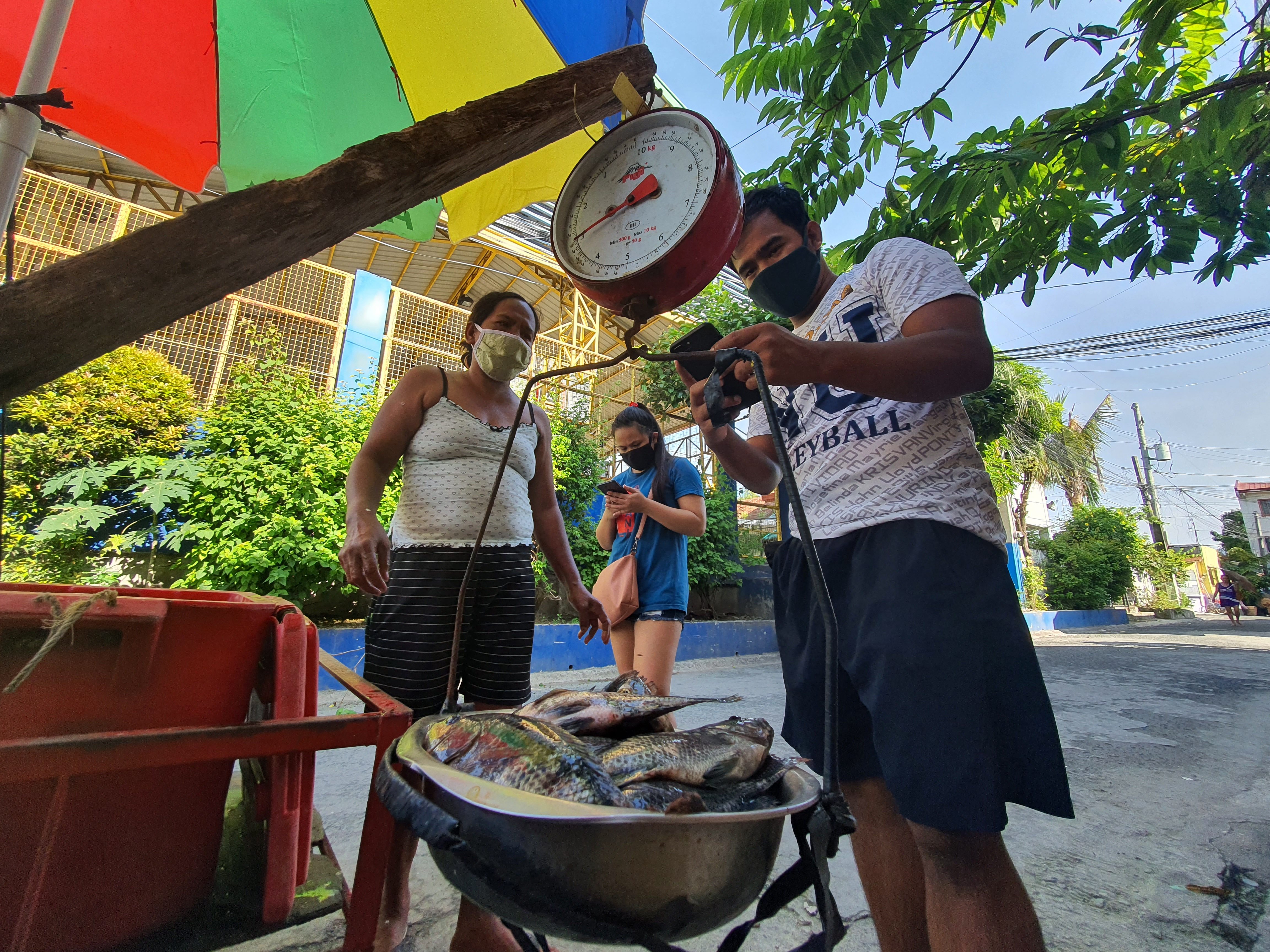 UAAP athlete helps family sell fish to cope with pandemic