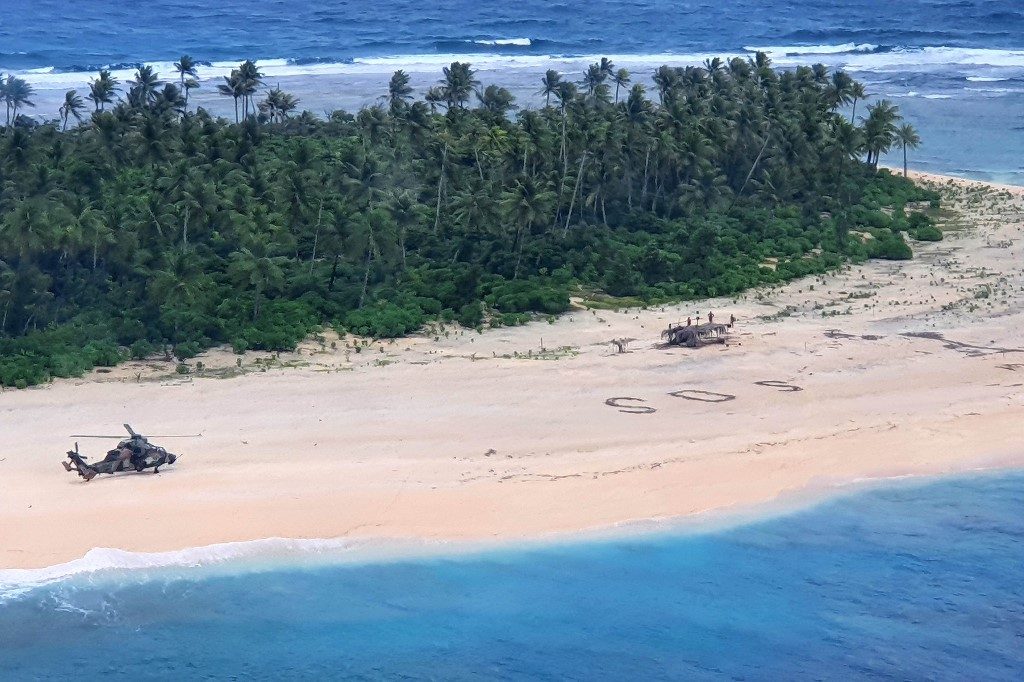 Beach SOS leads to rescue of sailors stranded on Pacific isle