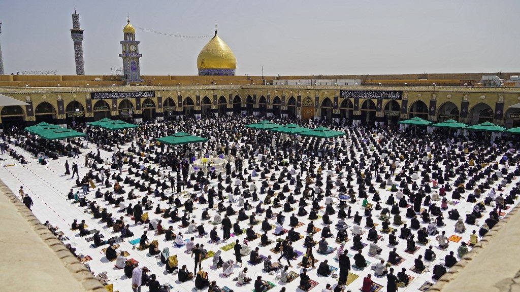 Thousands join Iraq’s first weekly prayers since COVID-19