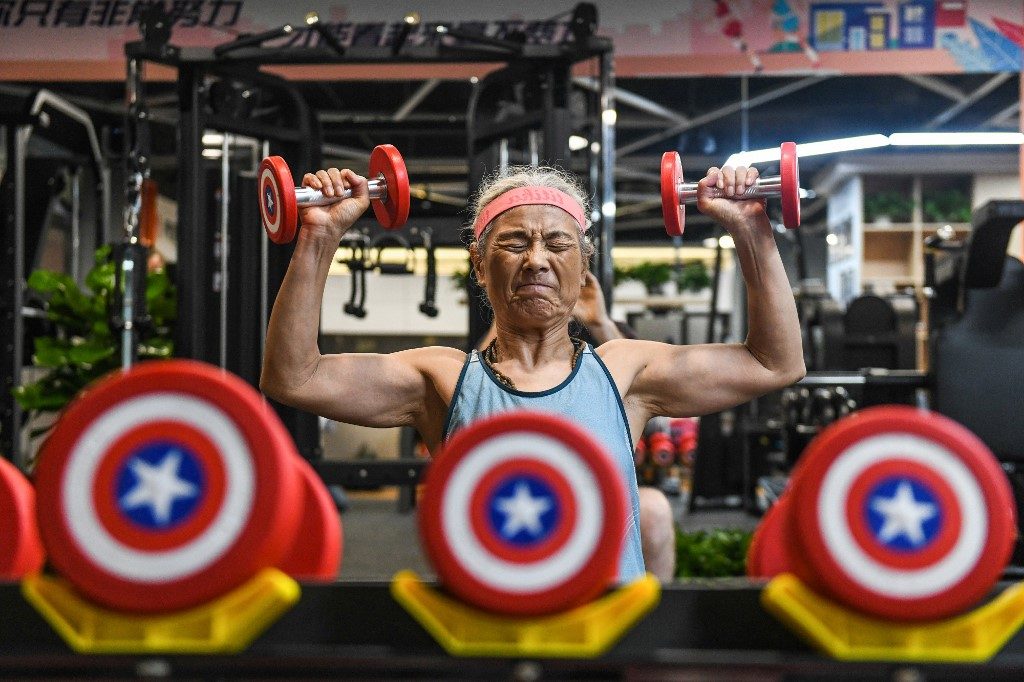 ‘Hardcore grandma’ – Ageing fitness buff proves hit in China