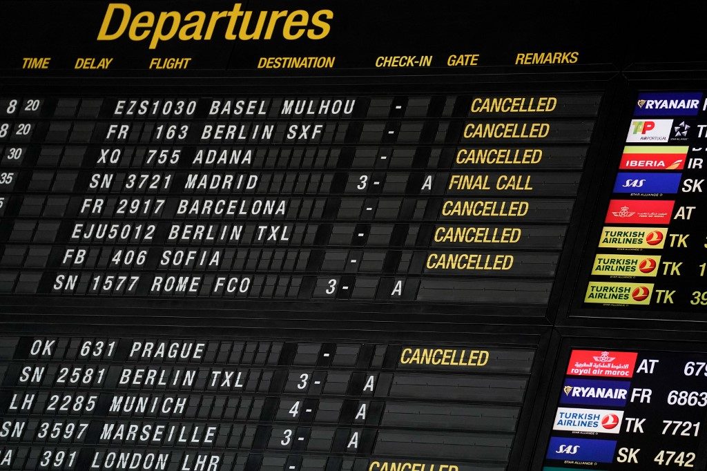 European air travel nosedives as virus resurges