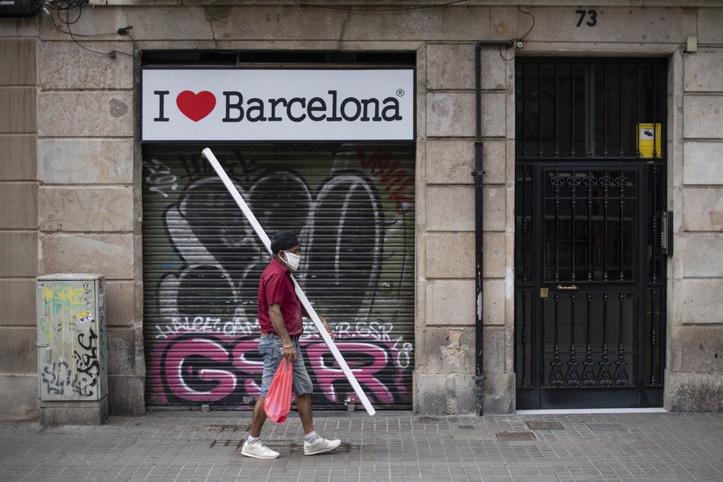 S&P downgrades outlook on Spain’s debt on pandemic hit