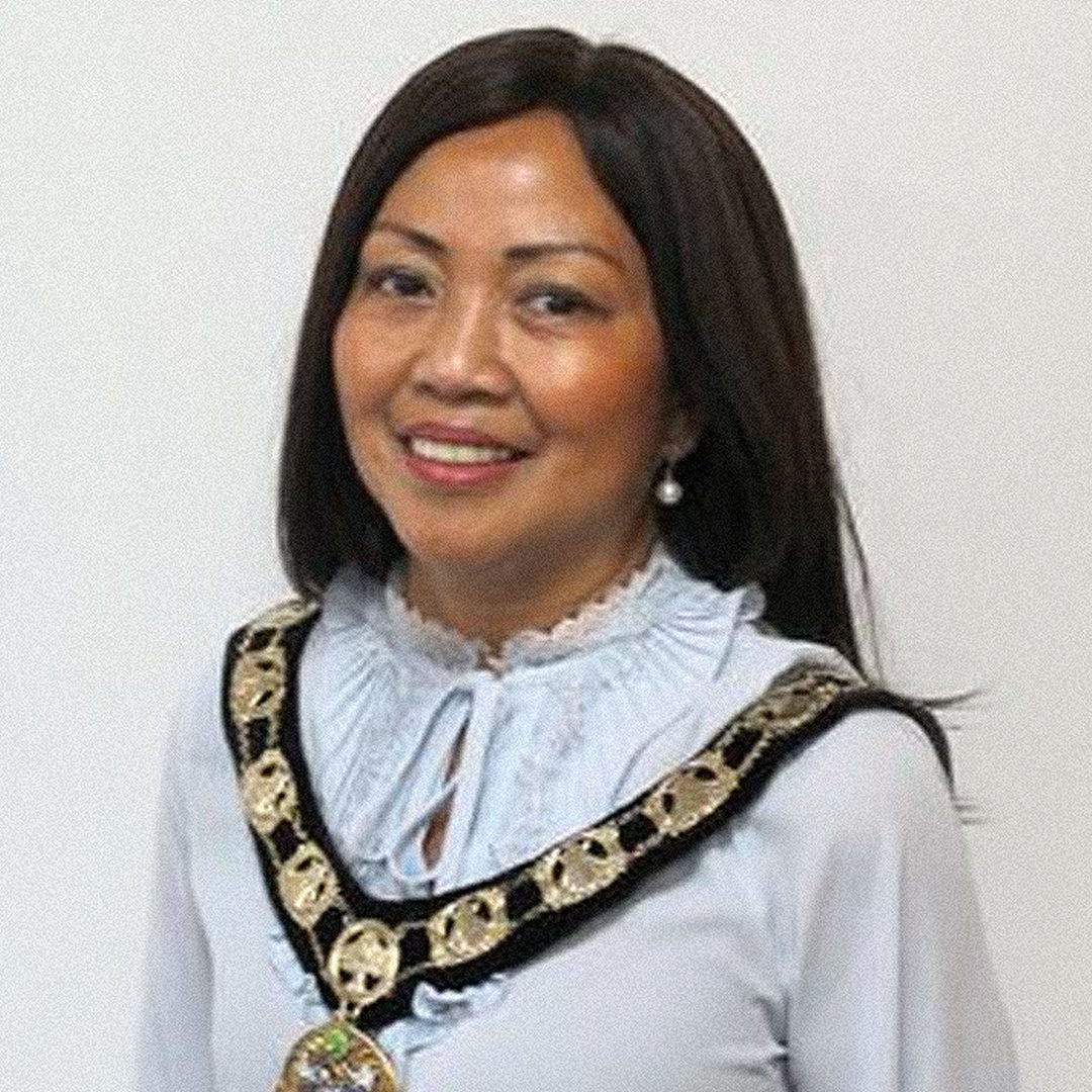 Trailblazing Filipina Cynthia Barker, mayor of UK town, dies