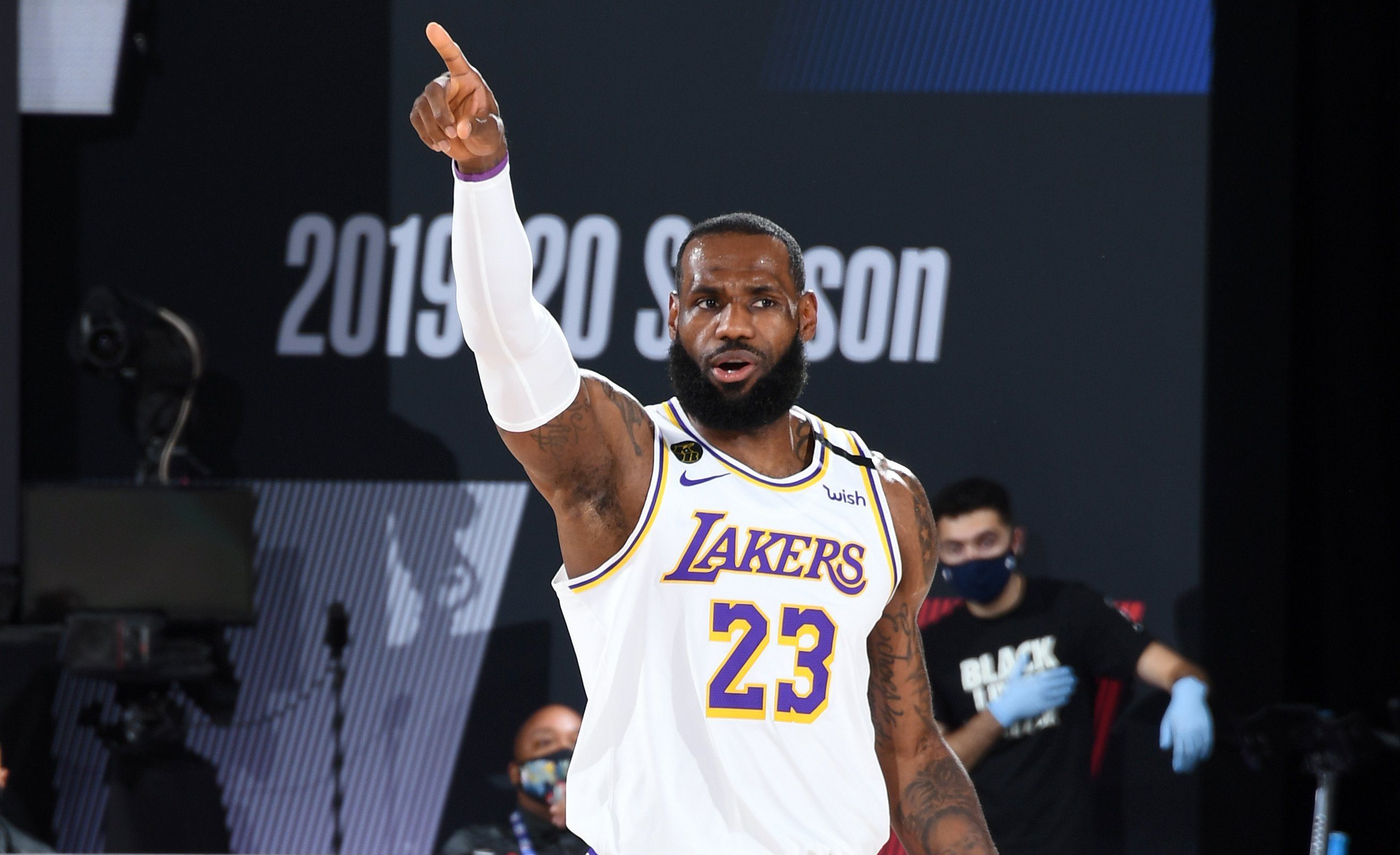LeBron makes history anew as Lakers trip Rockets for 2-1 lead