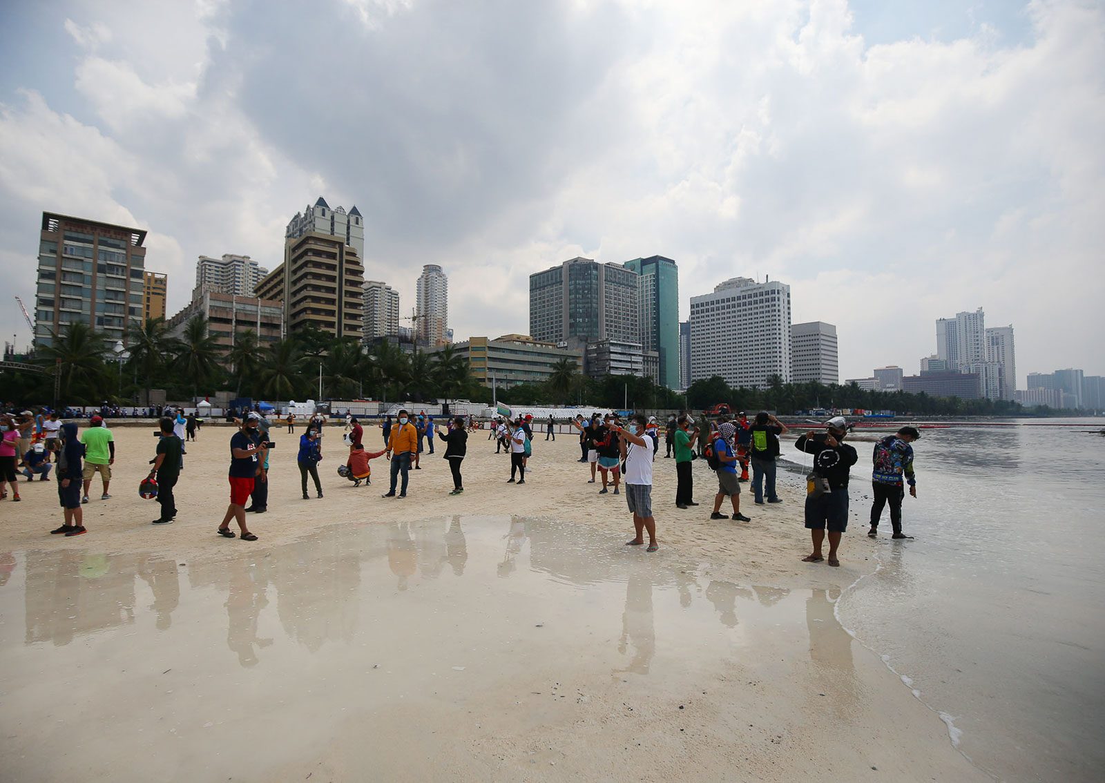 IN PHOTOS: Artificial white sand beach on Manila Bay opens