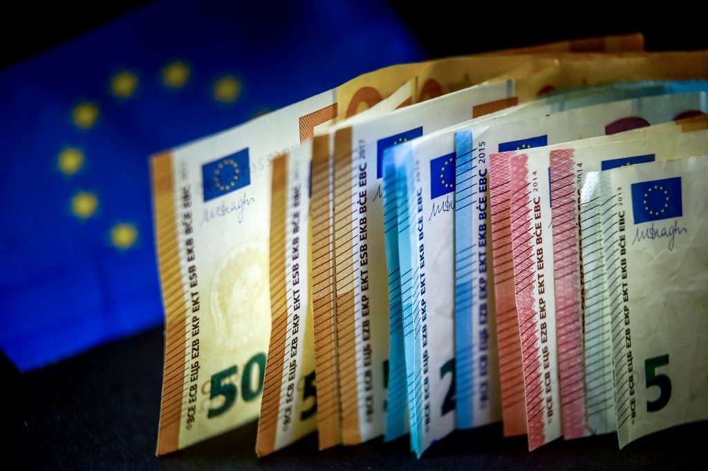Eurozone banks tighten lending on virus jitters