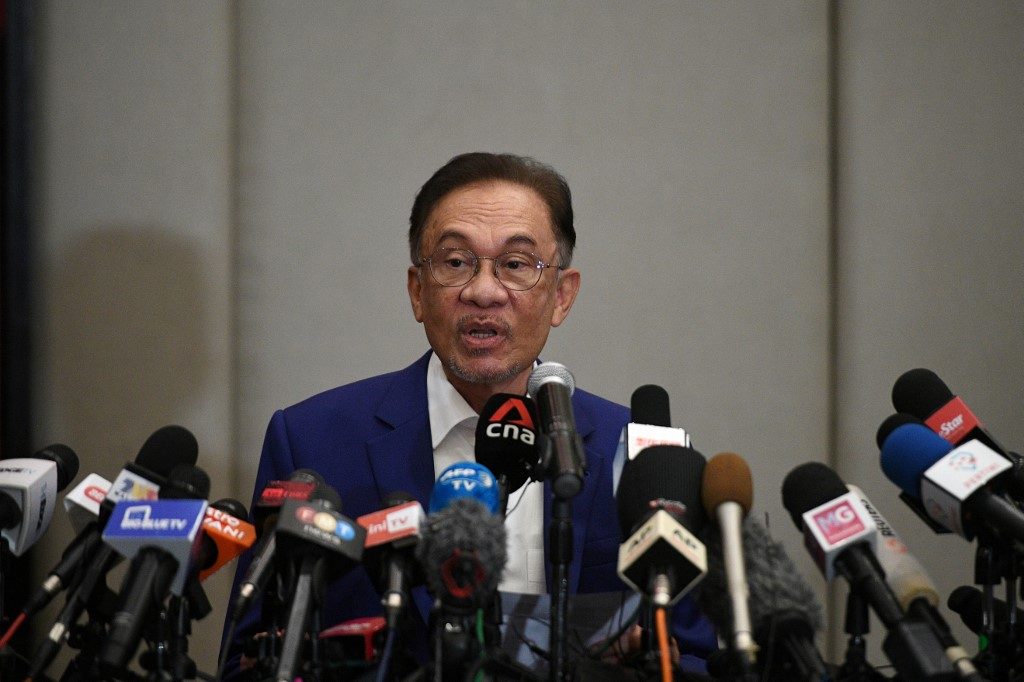 Malaysia’s Anwar meets king in bid to topple government