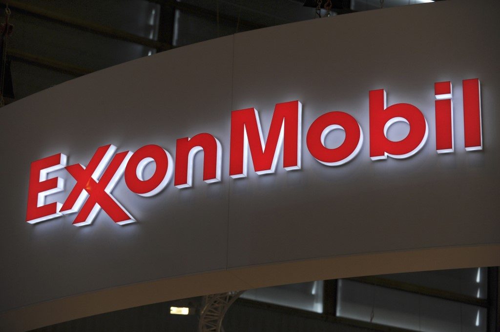 ExxonMobil, Chevron again report losses on low oil prices