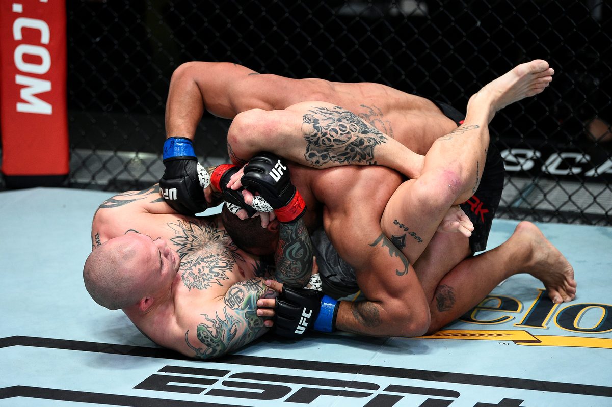 UFC: Smith ends slump, submits Clark in 1st round