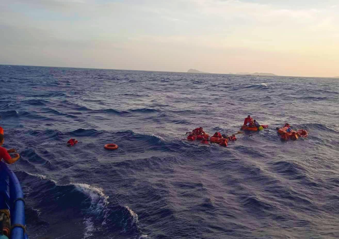 Coast Guard rescues 15 crew of sunken ship in Palawan; 2 others still missing
