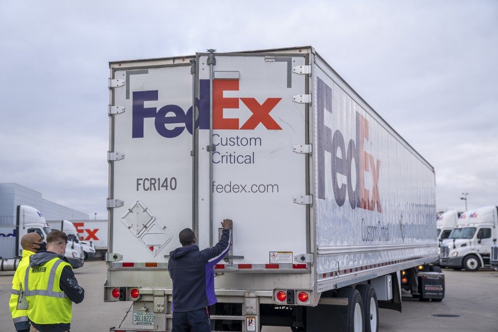 Strong online sales boost FedEx profits