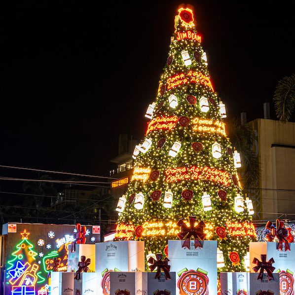 Jim Beam lights up BGC High Street with giant Christmas tree