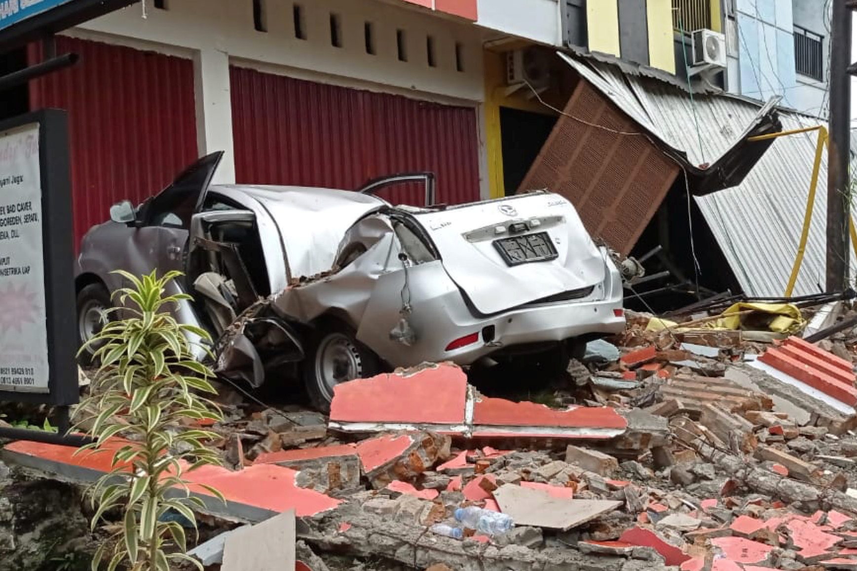 Indonesia quake kills at least 42, injures hundreds
