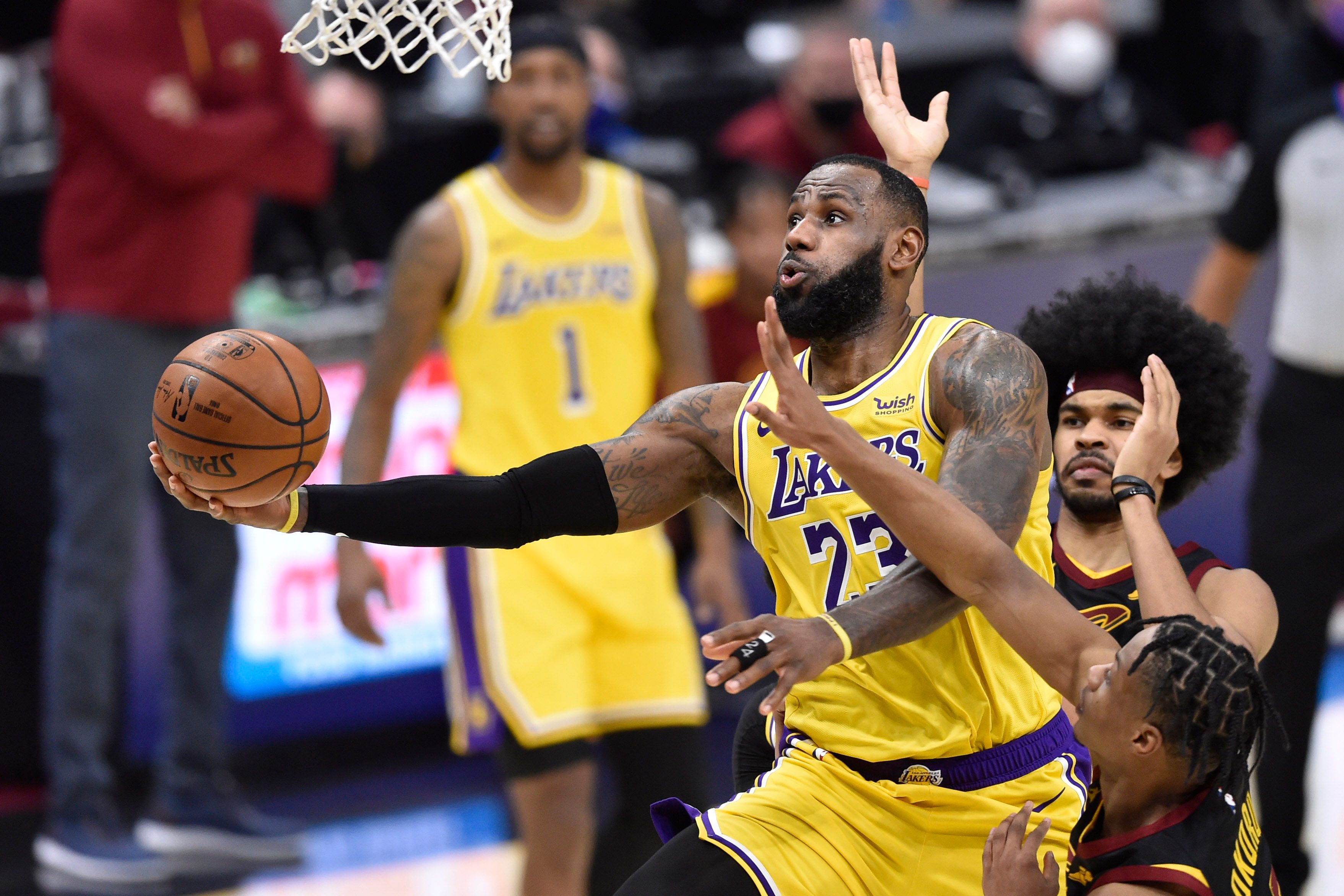 LeBron James pours in 46 as Lakers top Cavs
