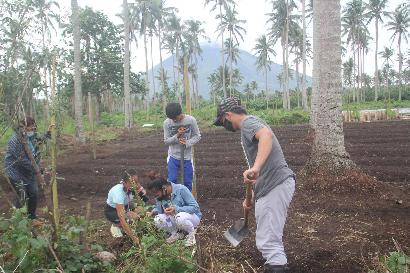 Pandemic pushes students, housewives to learn new skills at Albay farm school