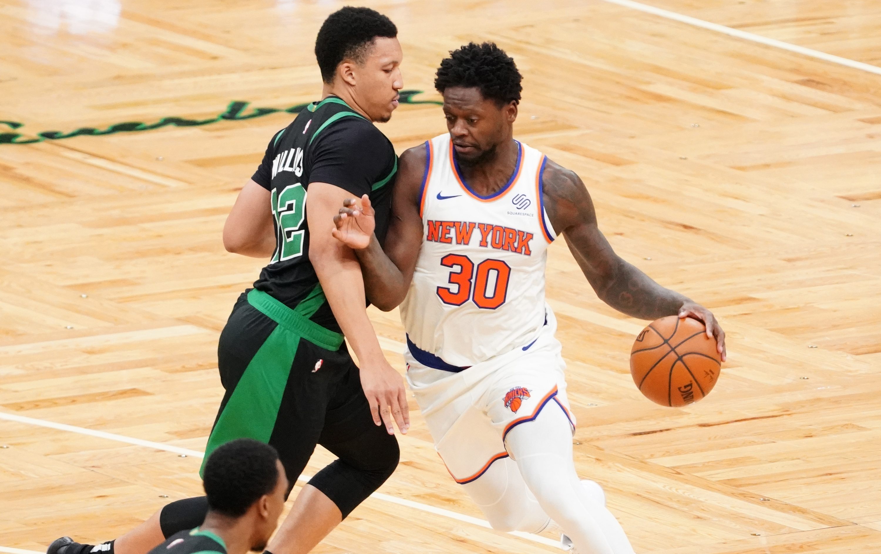 Knicks start fast, blow out Celtics