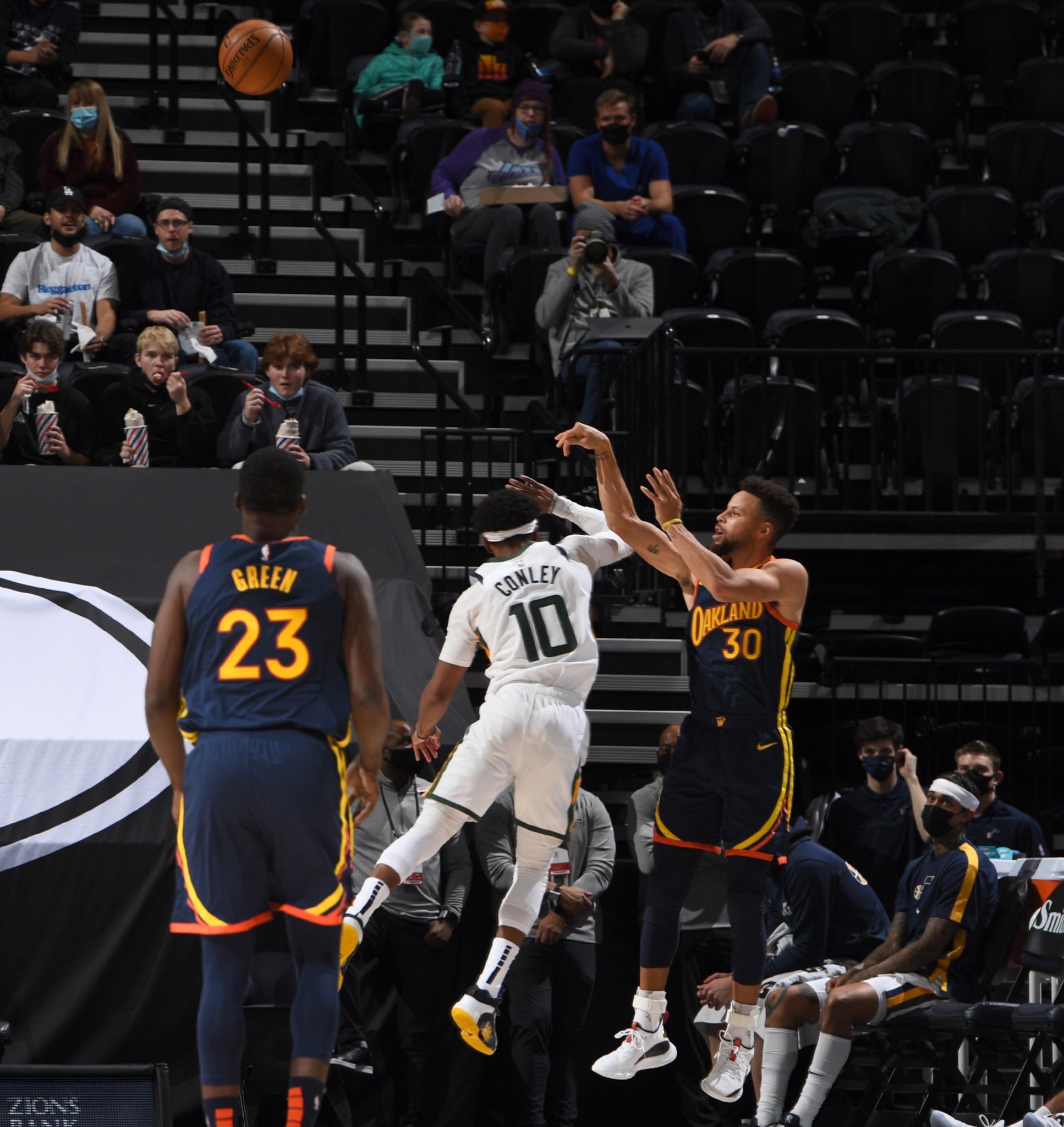 Curry adds 3-point milestone, but Warriors fall to Jazz