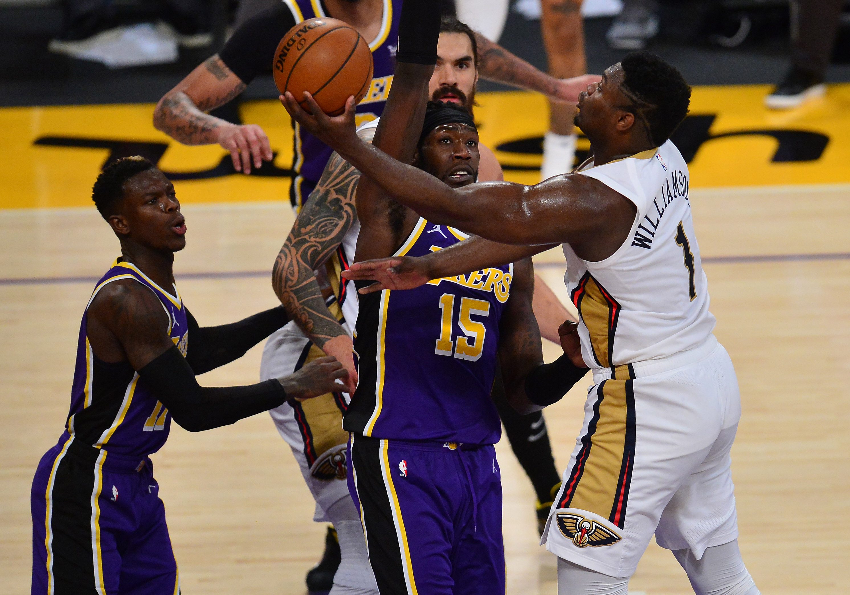 Lakers dominate 2nd half, pull away from Pelicans
