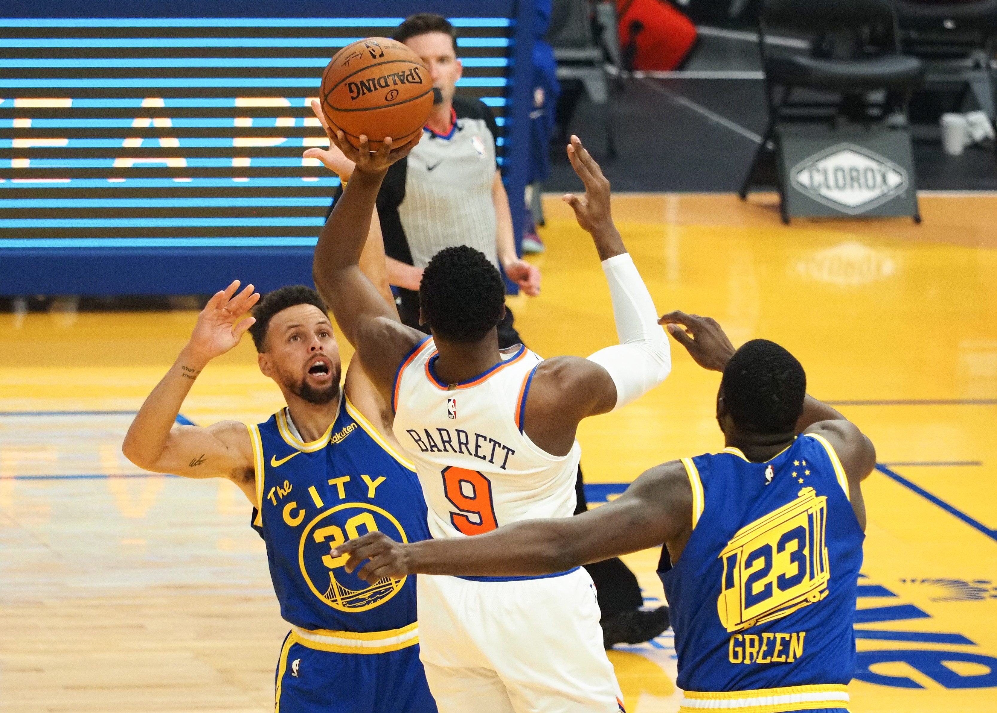 Knicks get off to fast start in victory over Warriors