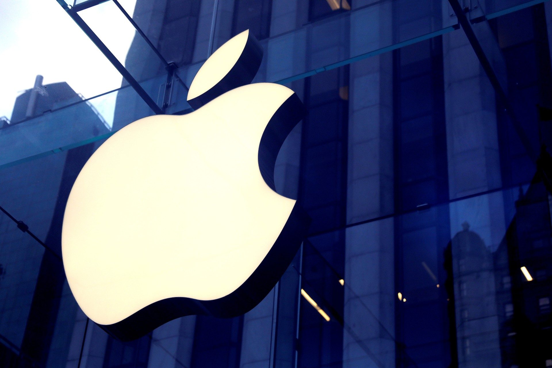 Apple’s hardware engineering chief to step down to focus on new project