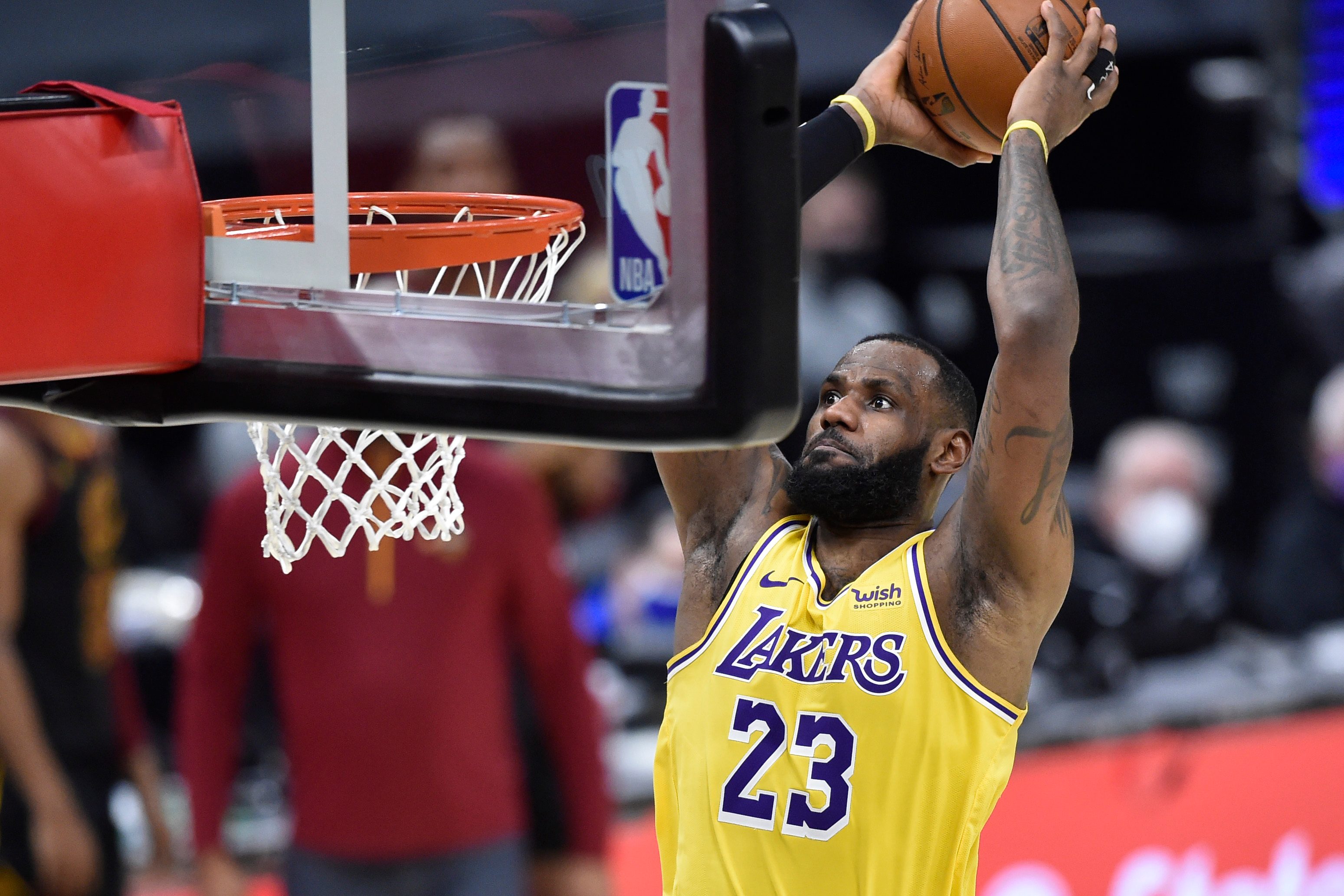 LeBron becomes oldest Laker to score 40 since Kobe
