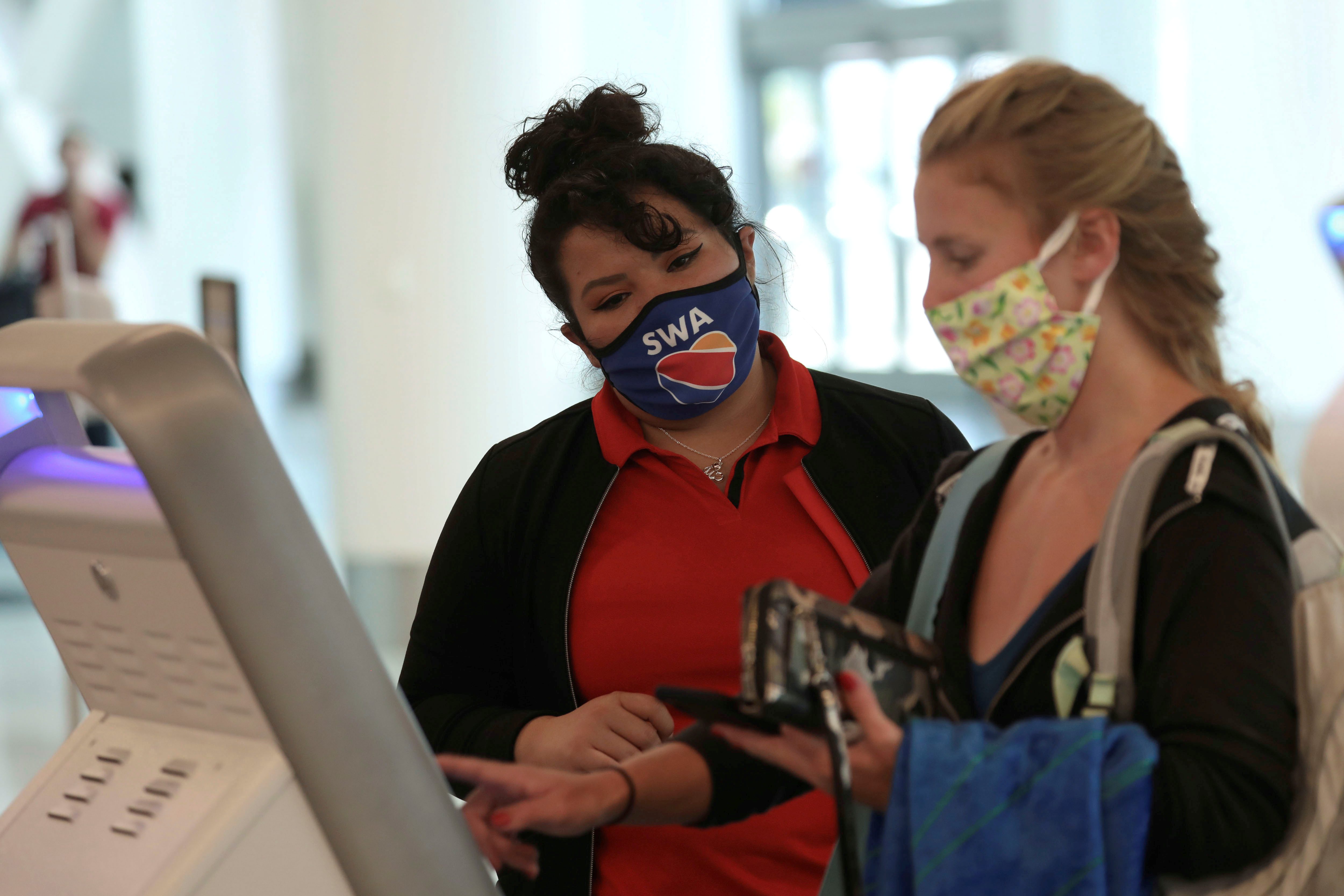 US airlines back Biden plan to mandate masks for passengers