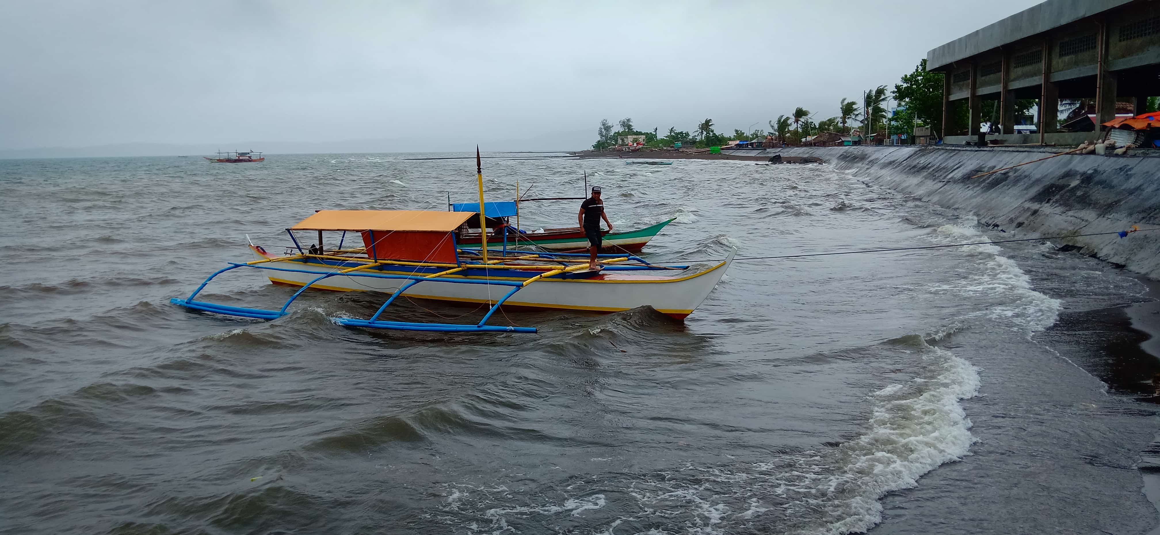 2 dead, 3 missing from strong winds, floods in Bicol