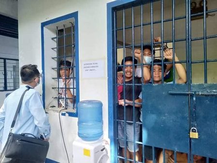Prosecutor clears teachers, Lumads arrested in Cebu bakwit school raid