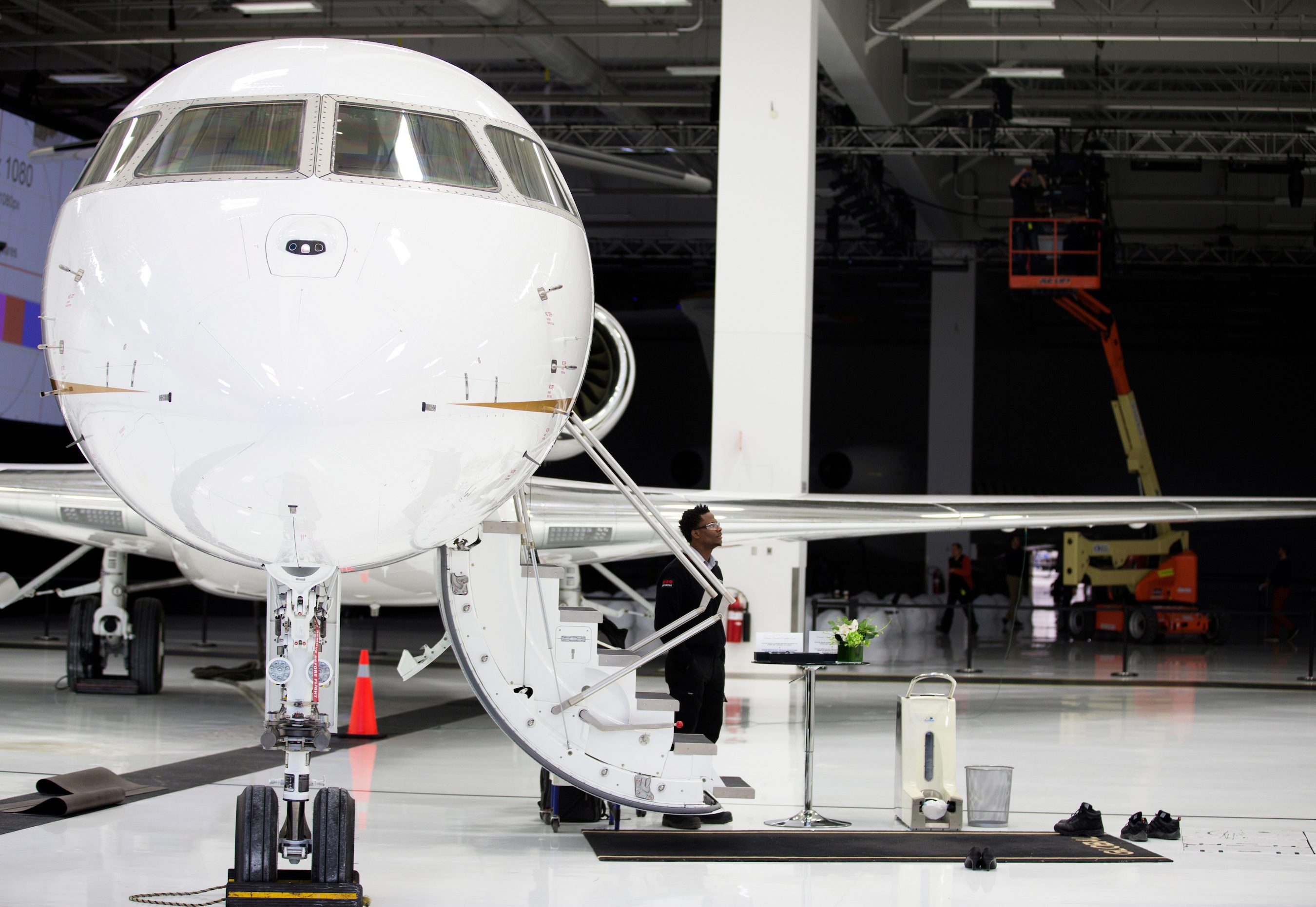 Bombardier to lay off 1,600, halt Learjet production