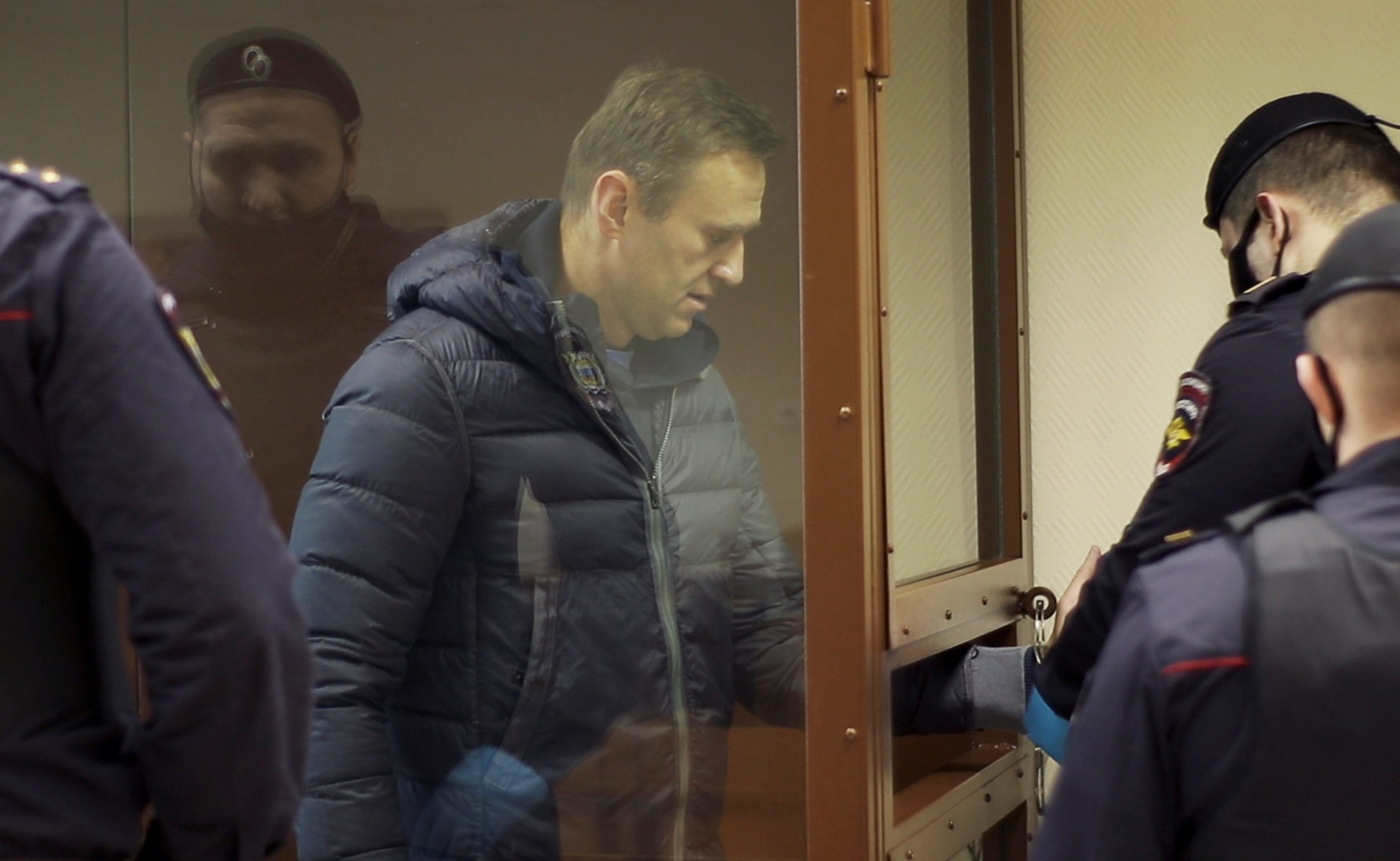 Prosecution seeks hefty slander fine for Kremlin critic Navalny