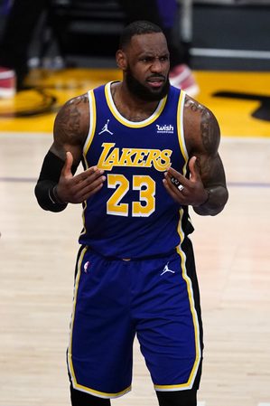 LeBron fires back at critics who say Lakers are too old
