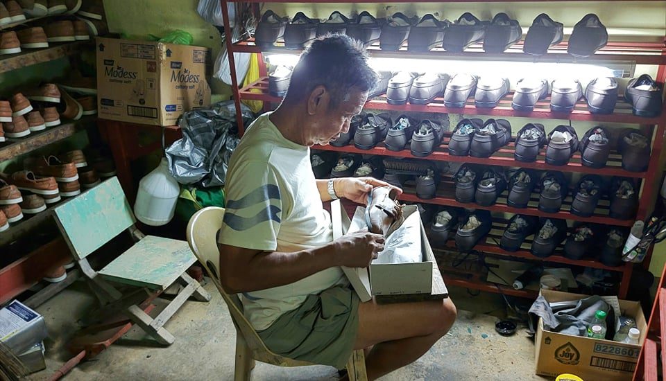 Elderly Marikina shoemakers can’t ride pandemic’s online selling craze