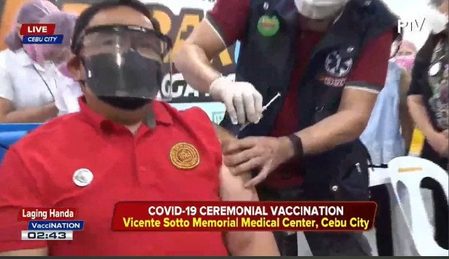 Medical center chief is first to get COVID-19 vaccine in Cebu City