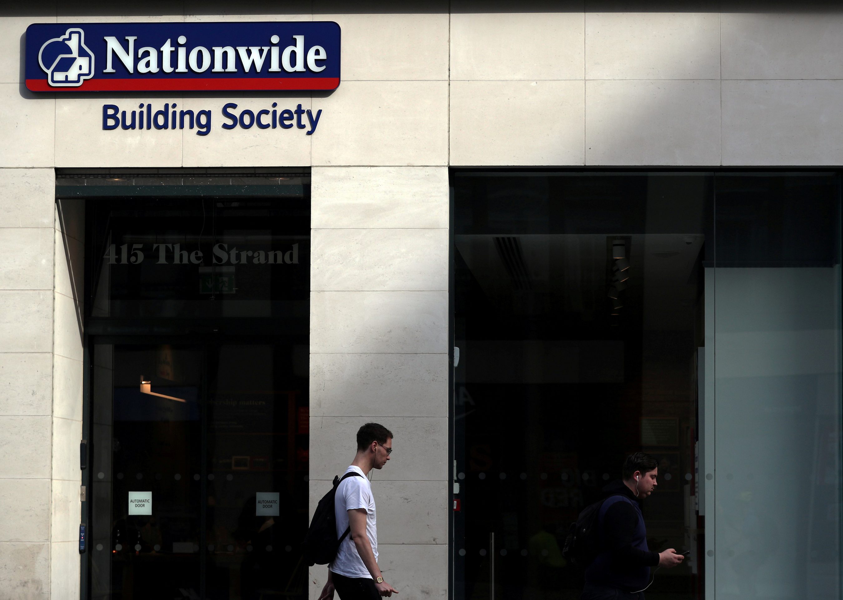 British banks slash office space, tell staff to ‘work anywhere’