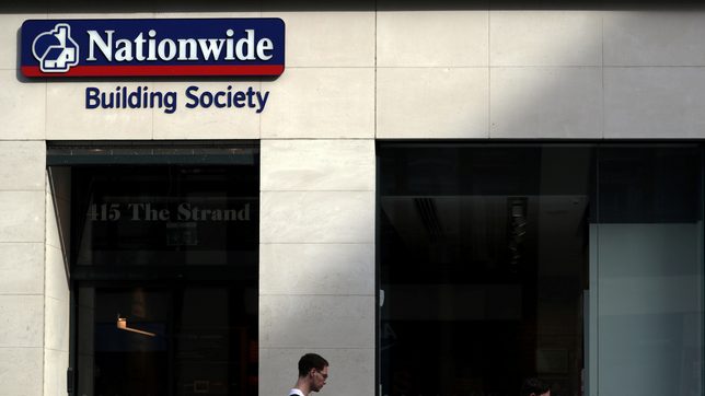 British banks slash office space, tell staff to ‘work anywhere’