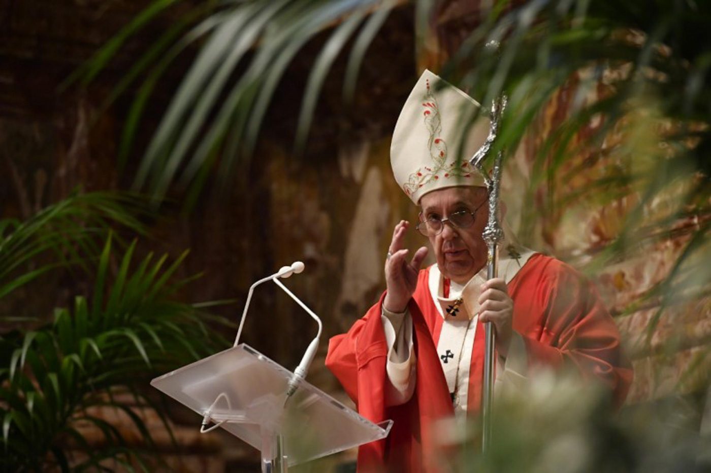 On Palm Sunday, Pope Francis says devil taking advantage of pandemic