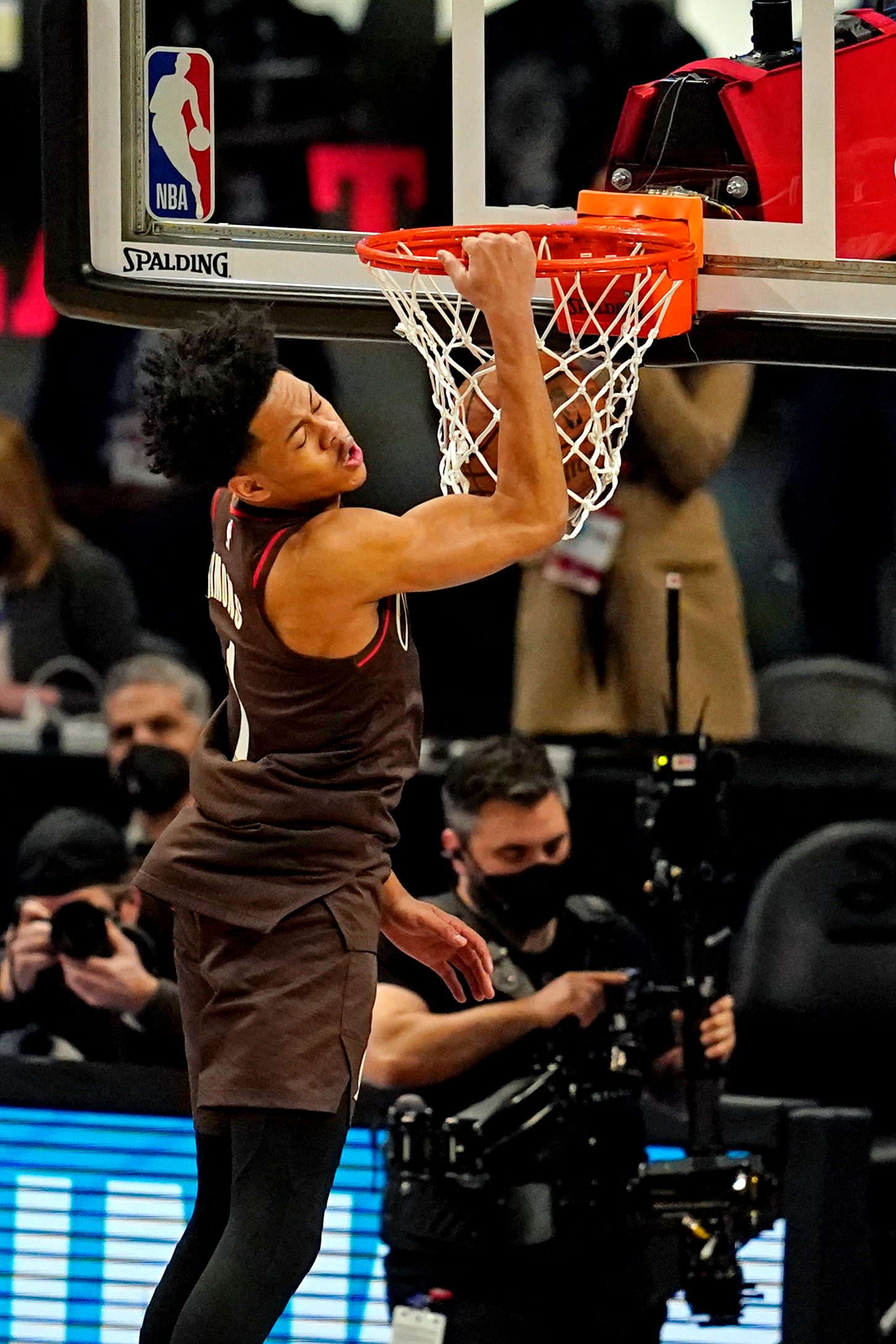 Anfernee Simons kisses competition goodbye in Slam Dunk contest
