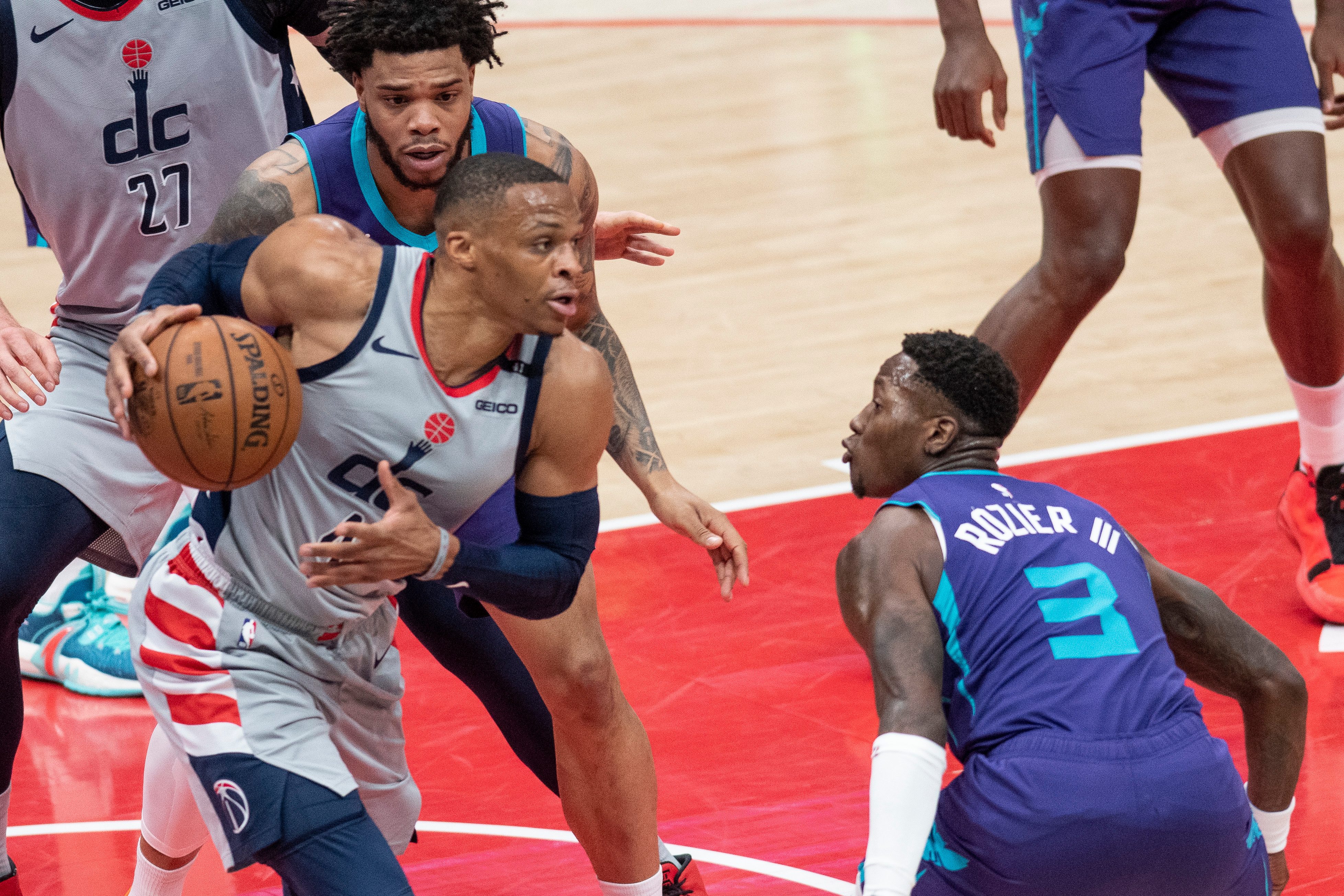 Hornets push past hot Westbrook, Wizards