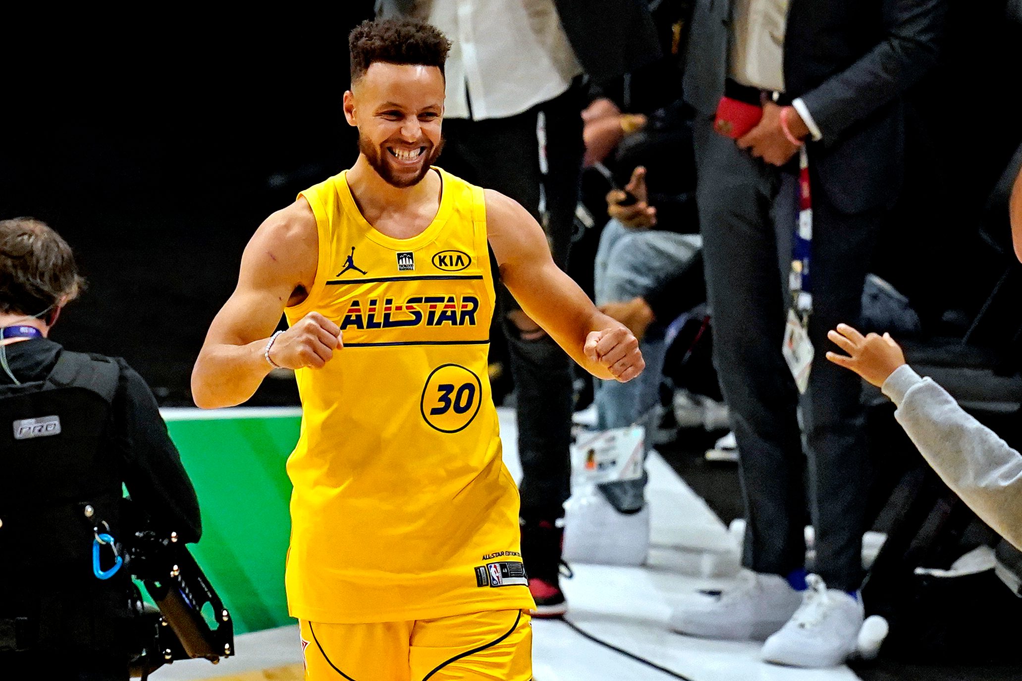 Curry bags 3-point title, Sabonis shows skills