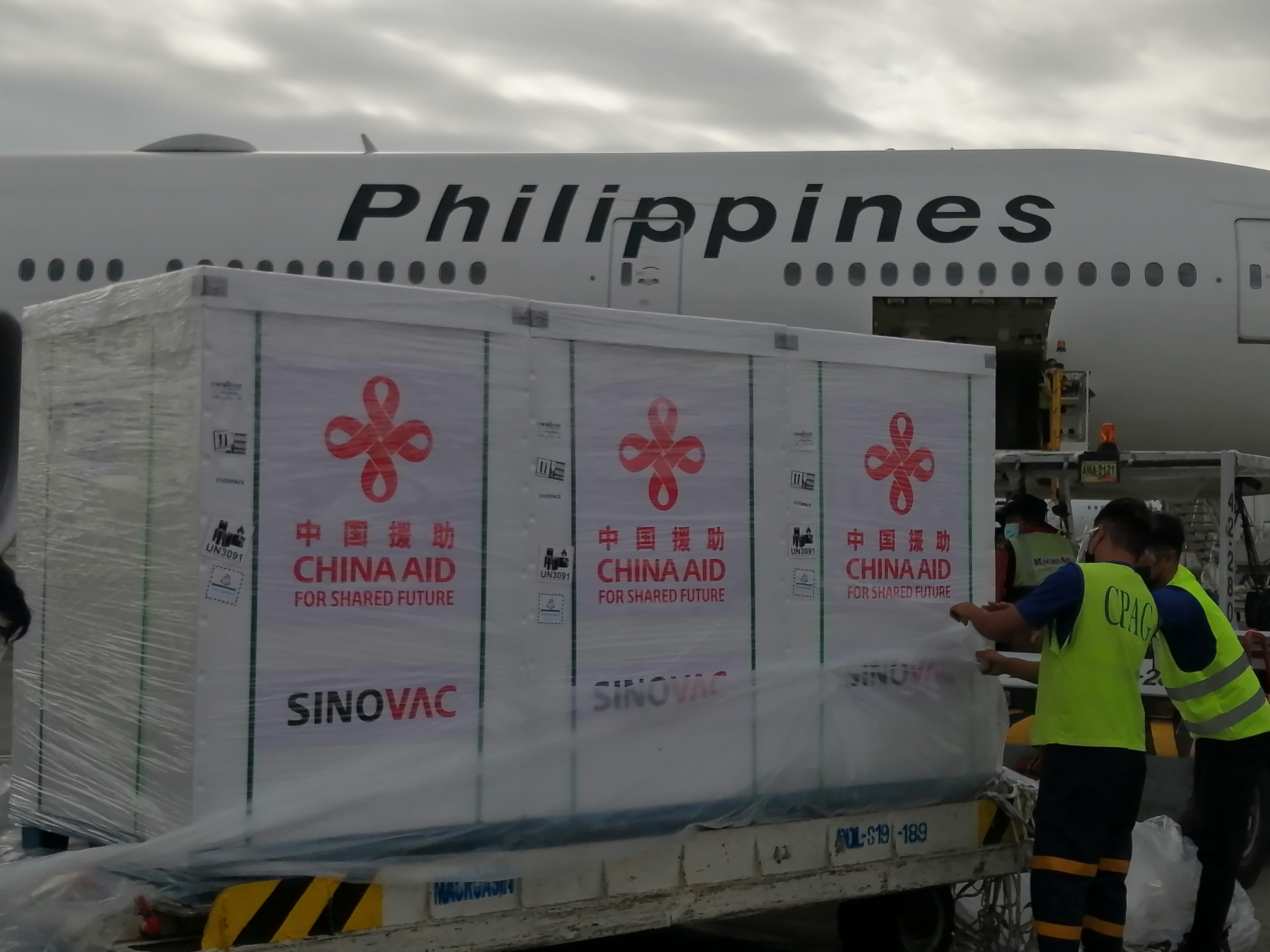 Philippines receives 400,000 more Sinovac doses from China