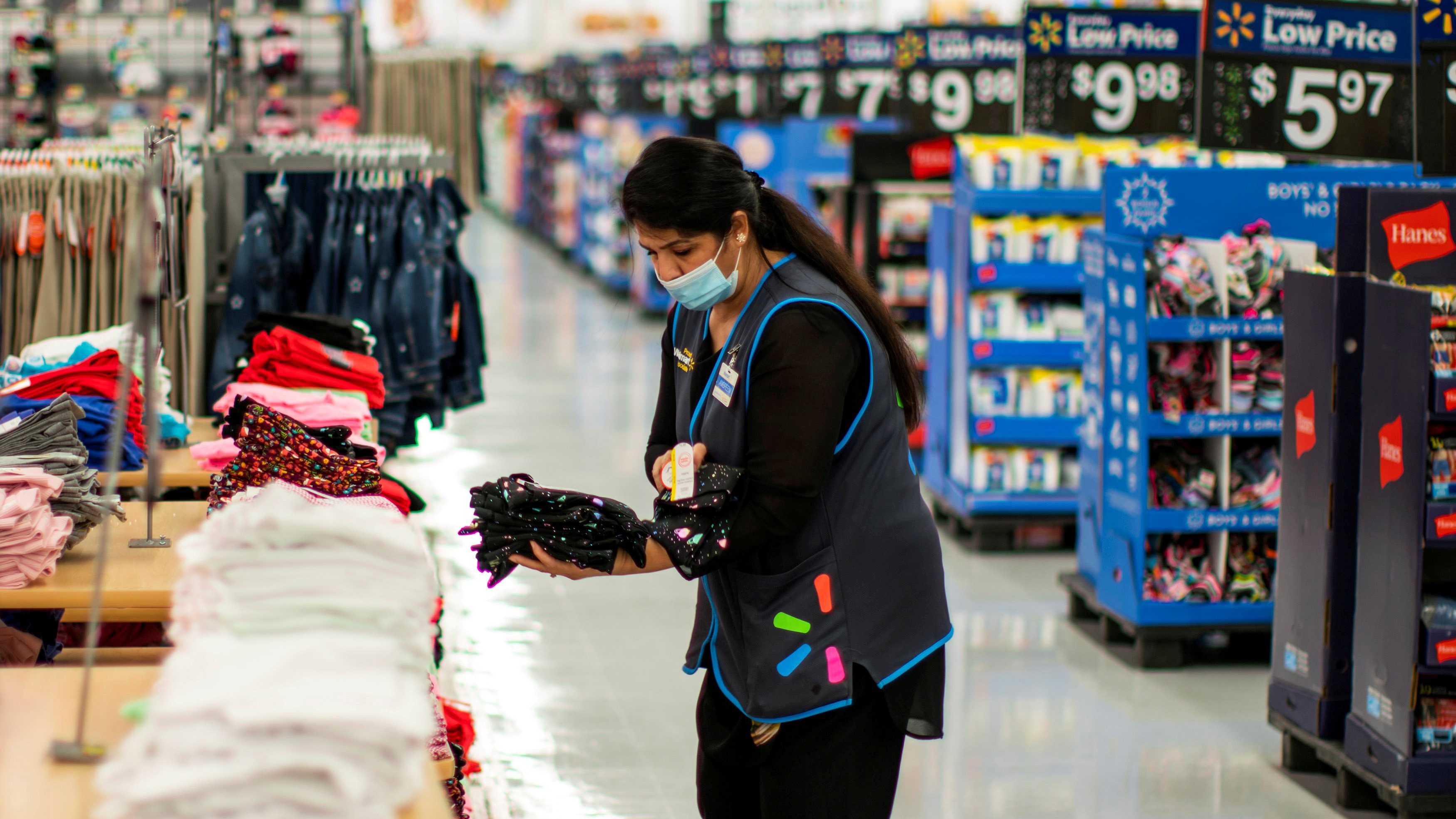 Walmart sweetens pay for most US hourly workers on the coasts