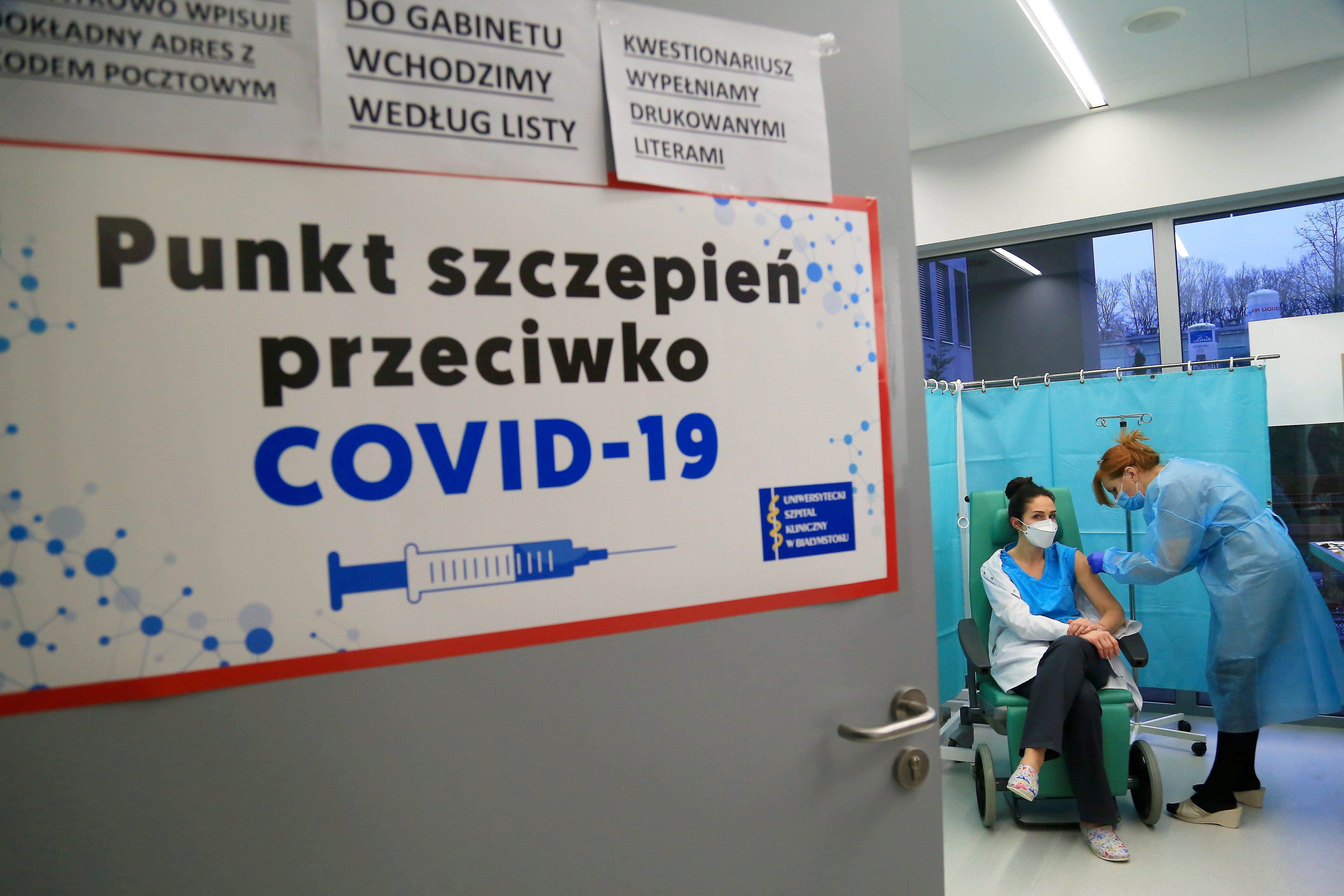 Poles scramble to sign up for COVID-19 jabs after surprise policy shift