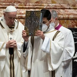 Be humble, Pope Francis tells priests as he begins services leading to Easter