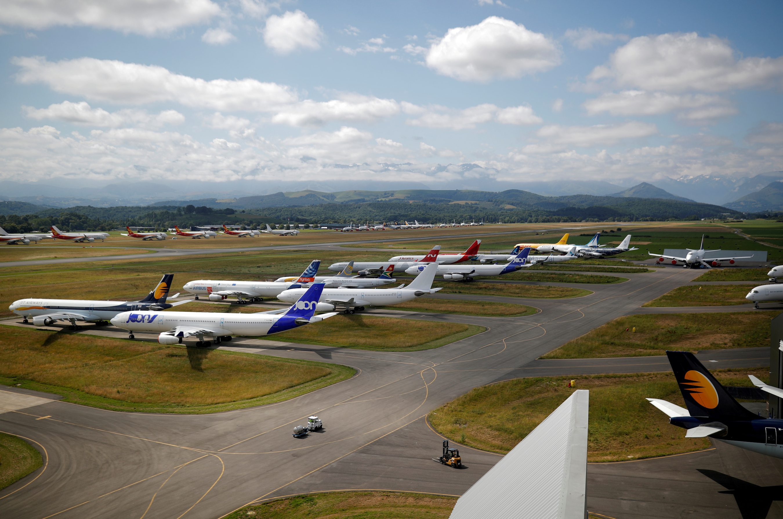 Airlines cut global traffic forecast on recovery setbacks